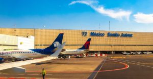 Movilización en el AICM por amenaza de bomba en avión procedente de Cancún