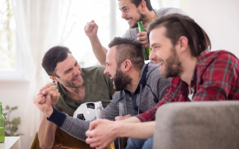 amigos disfrutando el partido de futbol