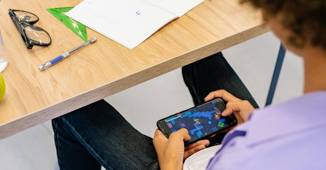 Congreso de CDMX aprueba regulación de uso de celulares en escuelas, ¿de qué va?