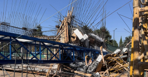 Colapsa grua en construcción frente a Parque Delta y deja a 4 personas lesionadas