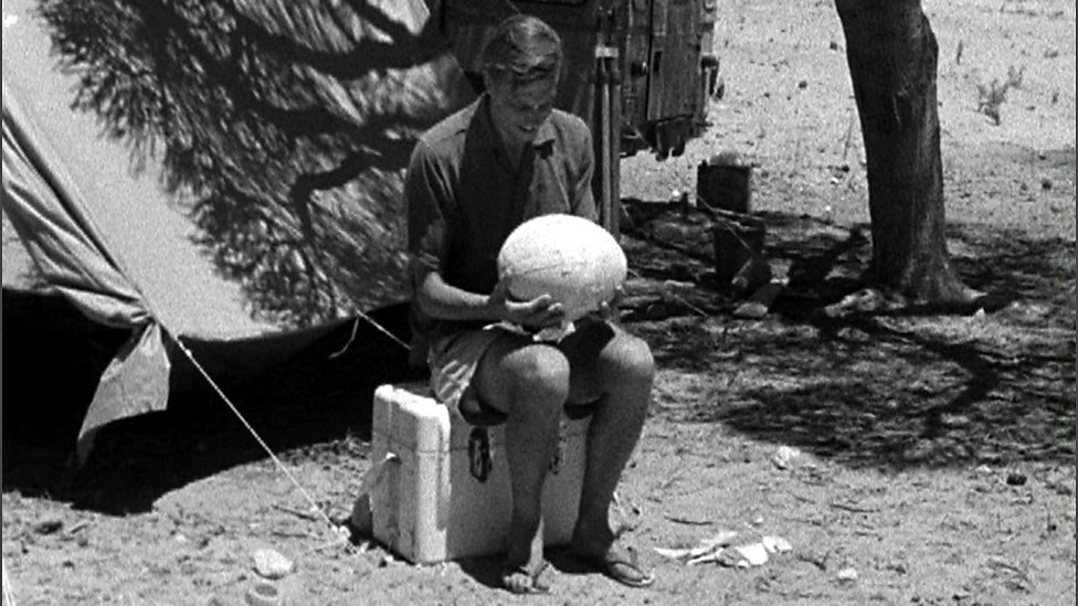 David Attenborough sosteniendo un huevo de Aepyornis