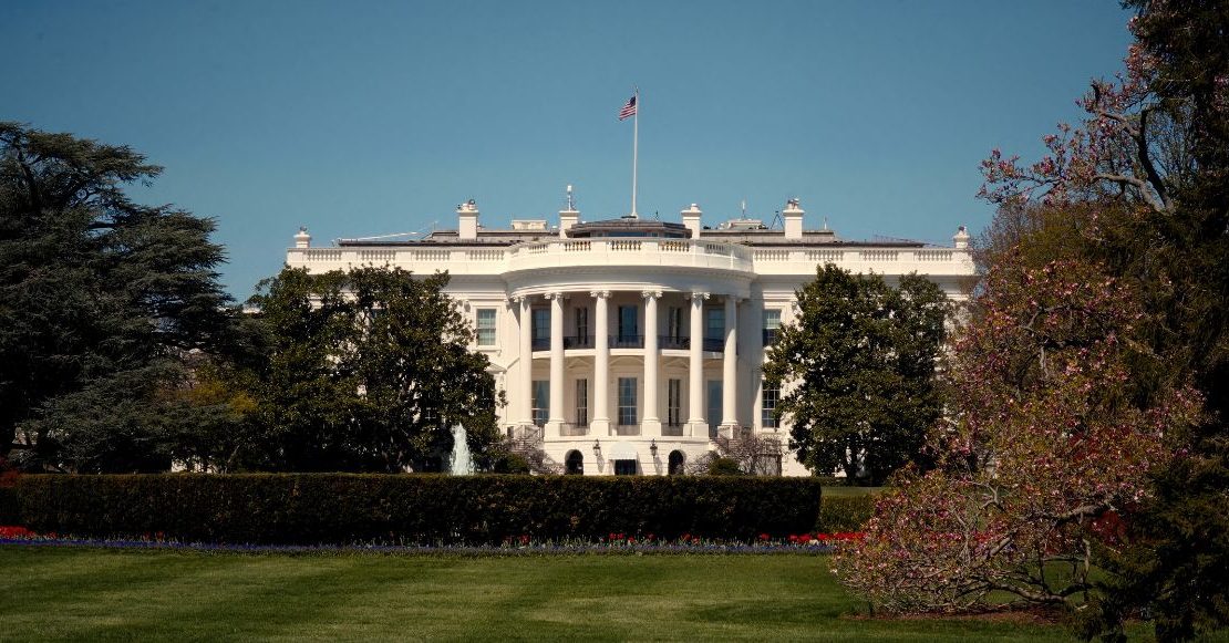 Reportan múltiples disparos cerca de la Casa Blanca mientras Trump estaba dentro