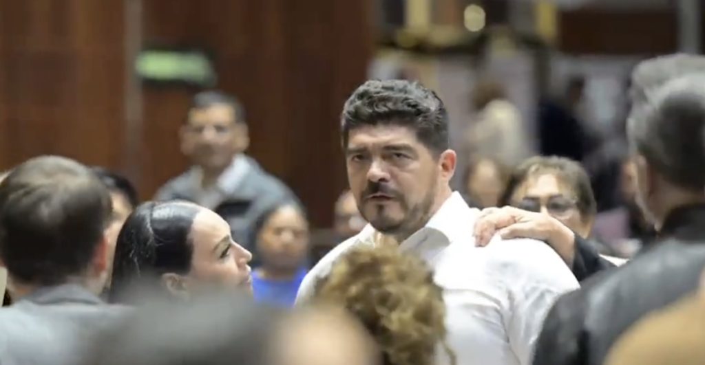 Diputado de Morena reta a golpes a otro por decirle "borracho"
