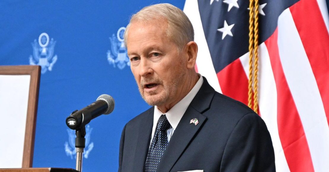 Embajador de Estados Unidos en México presume extradiciones de líderes del narco