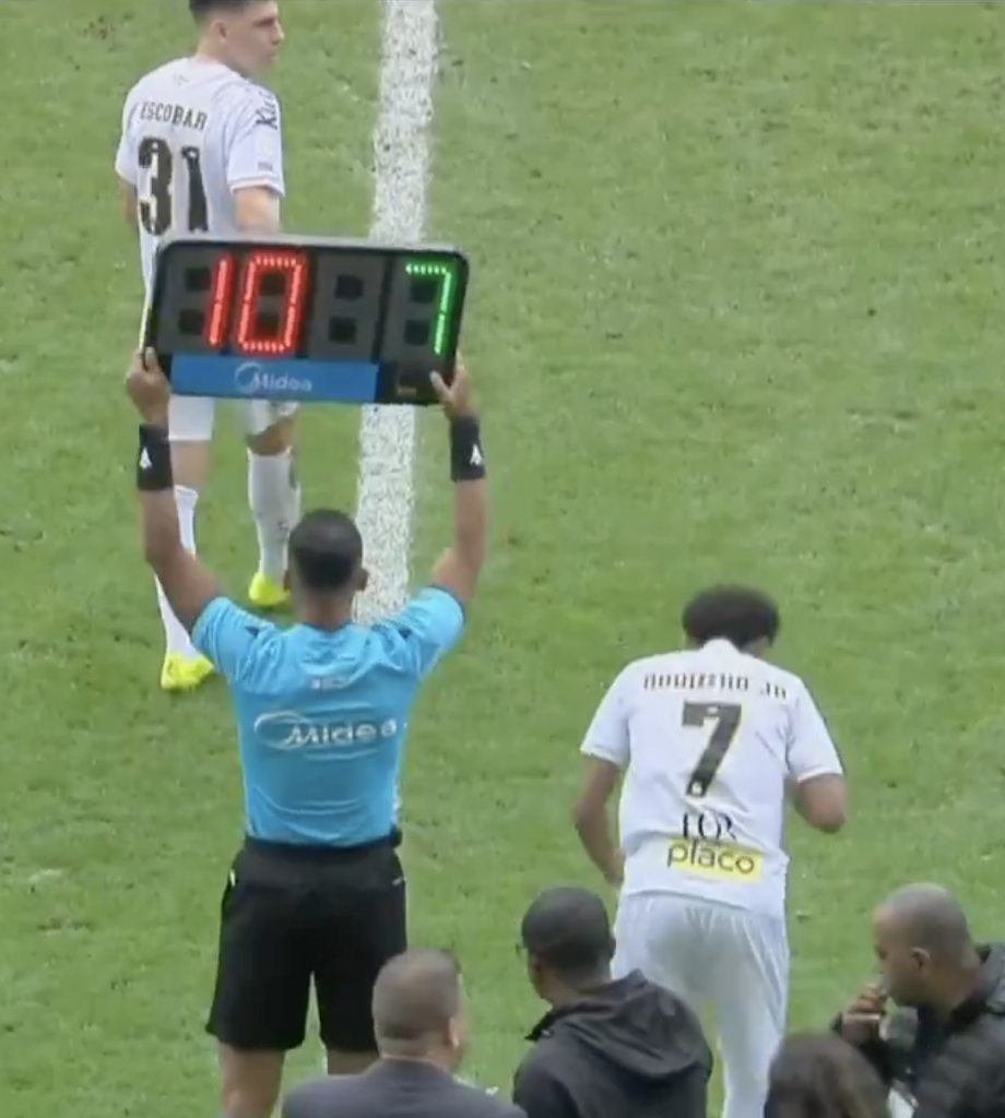 El cuarto árbitro mostró el número de Neymar