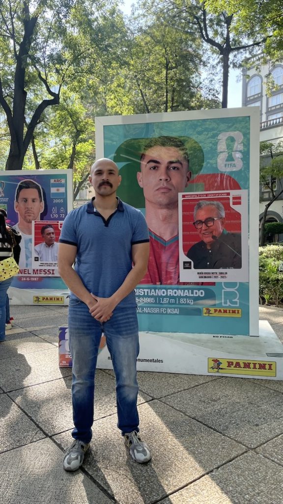 Protestan con estampas de Rubén Rocha y otros políticos sobre exposición del Mundial en Reforma