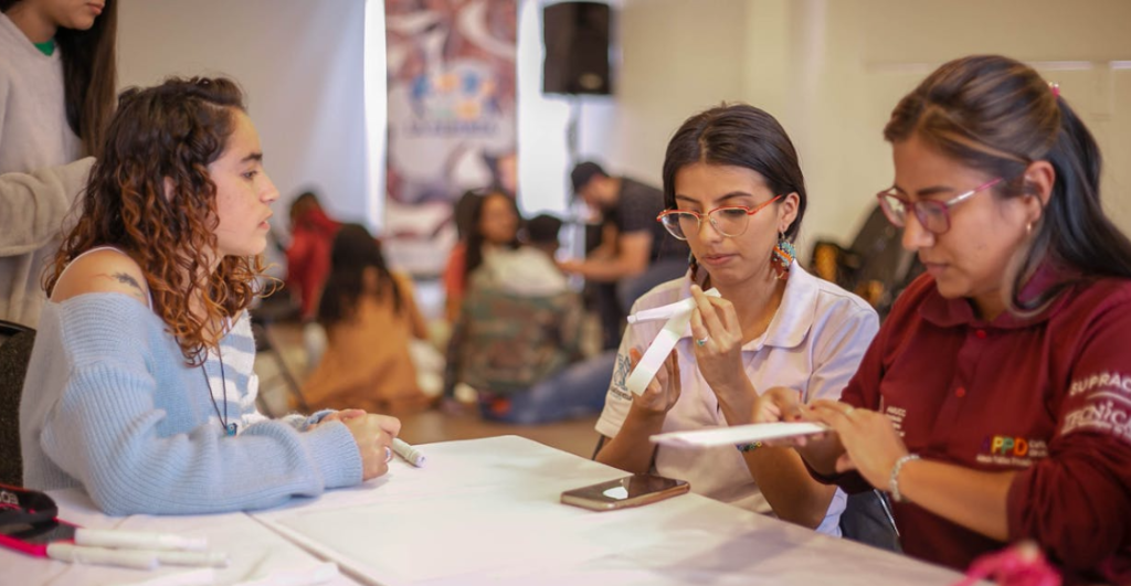 Estudiar, cuidar y no rendirse: El reto diario de las universitarias que también son mamás