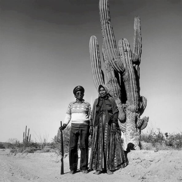 Esto no es México, es una fotografía en blanco y negro tomada por Graciela Iturbide