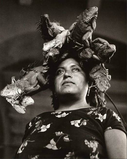 Esto no es México, es una fotografía en blanco y negro tomada por Graciela Iturbide
