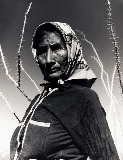 Esto no es México, es una fotografía en blanco y negro tomada por Graciela Iturbide
