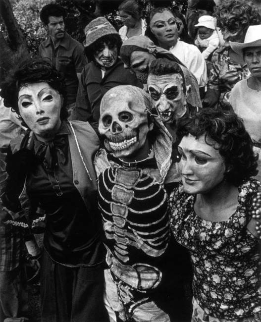 Esto no es México, es una fotografía en blanco y negro tomada por Graciela Iturbide