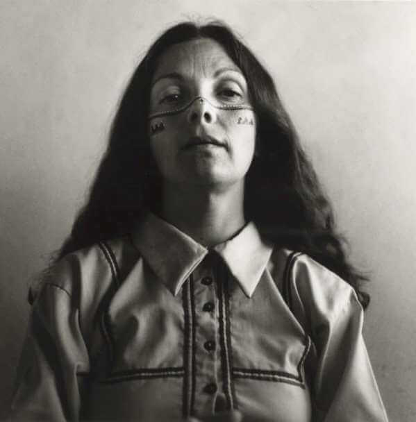 Esto no es México, es una fotografía en blanco y negro tomada por Graciela Iturbide