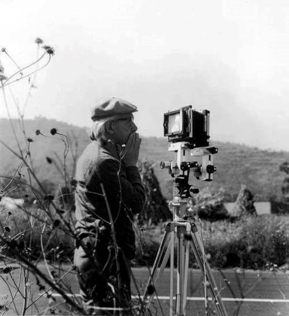 Esto no es México, es una fotografía en blanco y negro tomada por Graciela Iturbide