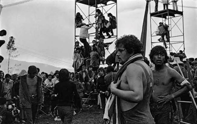 Esto no es México, es una fotografía en blanco y negro tomada por Graciela Iturbide