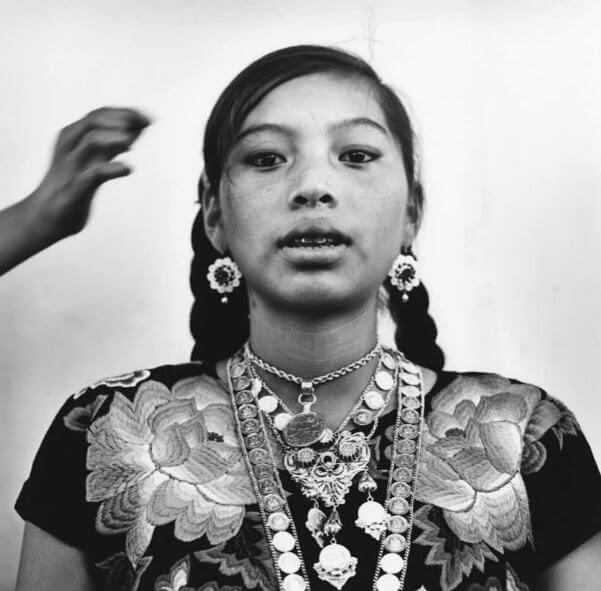 Esto no es México, es una fotografía en blanco y negro tomada por Graciela Iturbide