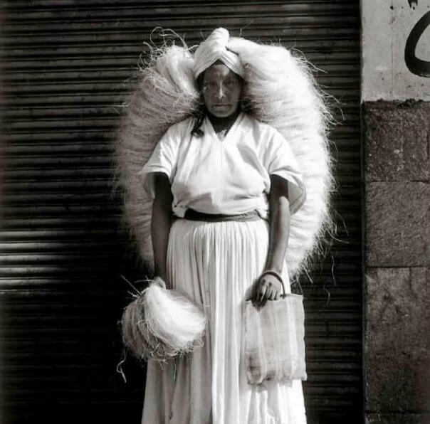 Esto no es México, es una fotografía en blanco y negro tomada por Graciela Iturbide