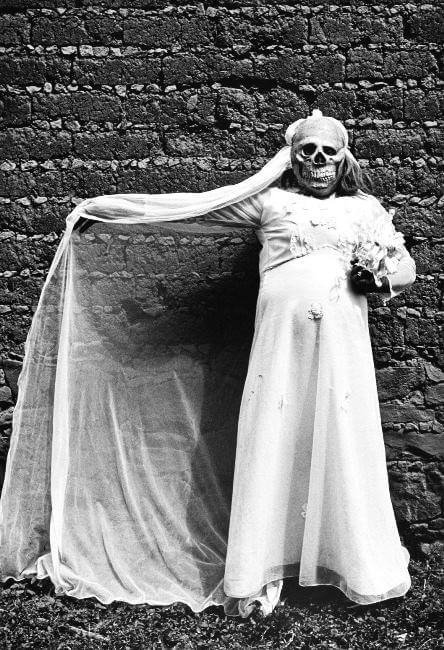 Esto no es México, es una fotografía en blanco y negro tomada por Graciela Iturbide
