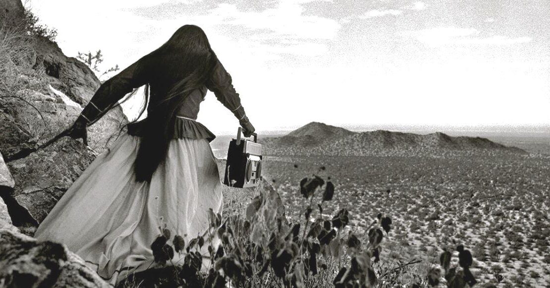 Esto no es México, es una fotografía en blanco y negro tomada por Graciela Iturbide