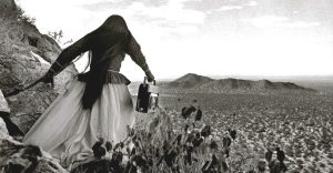 Esto no es México, es una fotografía en blanco y negro tomada por Graciela Iturbide