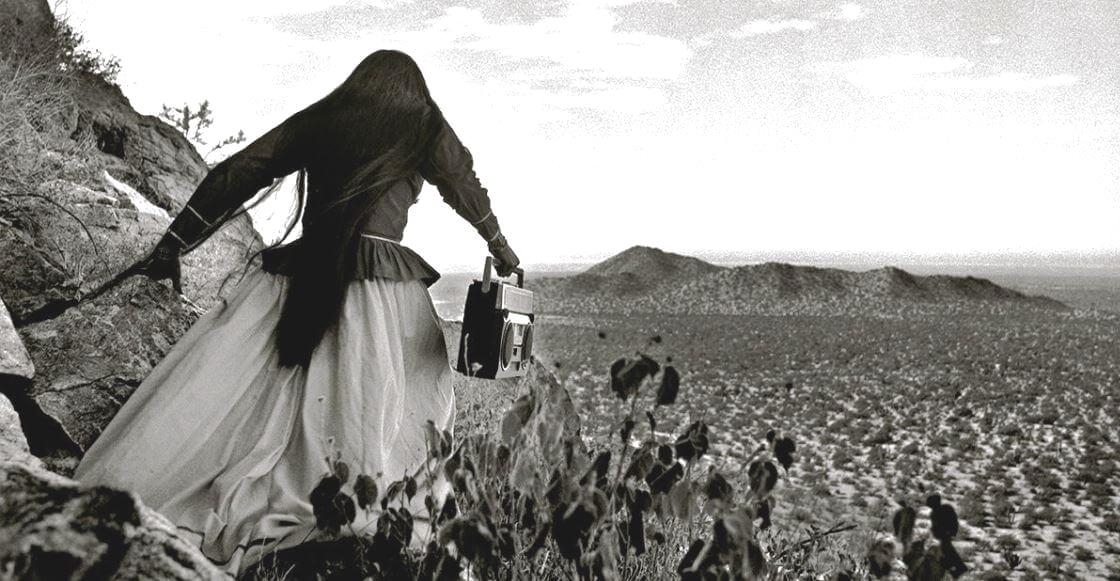 Esto no es México, es una fotografía en blanco y negro tomada por Graciela Iturbide