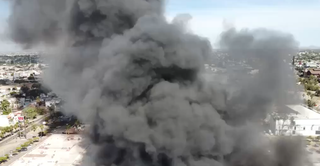 Incendio en plaza comerciar de Sinaloa, deja hasta el momento 5 muertos y 30 heridos