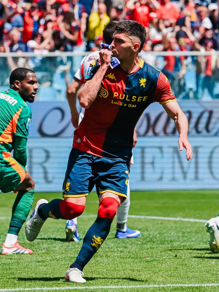 Johan Vásquez es capitán del Genoa
