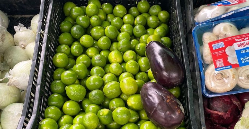 Fuimos al tianguis para saber… por qué está tan caro el jitomate