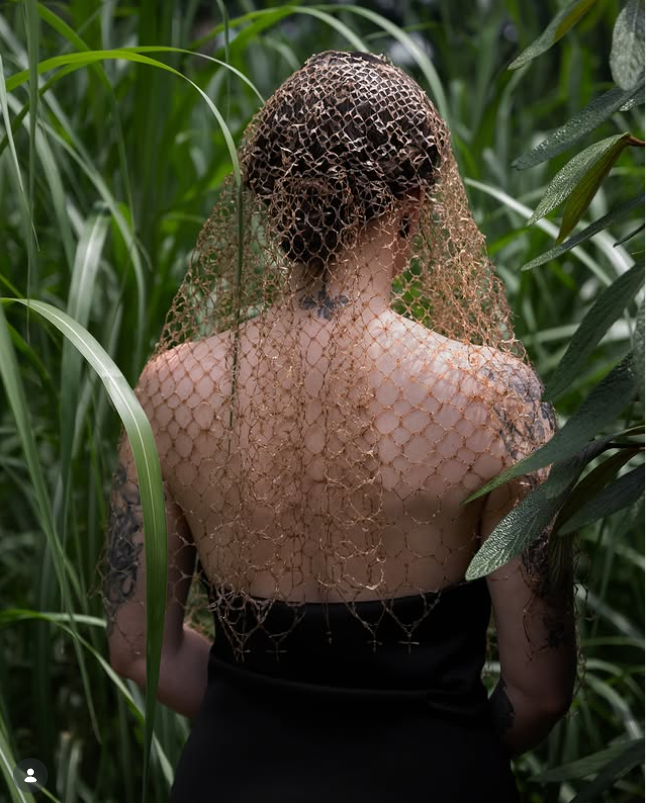Un velo hecho con alas de abejas: la obra de arte que tardó nueve años en completarse