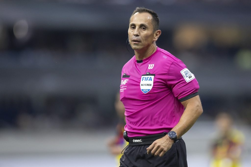 Luis Enrique Santander fue el árbitro del América vs Pumas