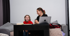 Estudiar, cuidar y no rendirse: El reto diario de las universitarias que también son mamás