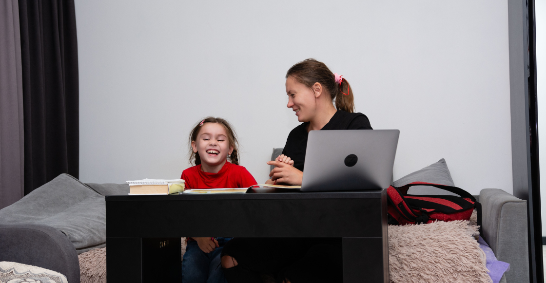 Estudiar, cuidar y no rendirse: El reto diario de las universitarias que también son mamás