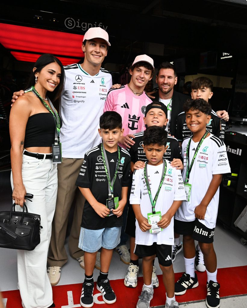 Messi en el box de Mercedes