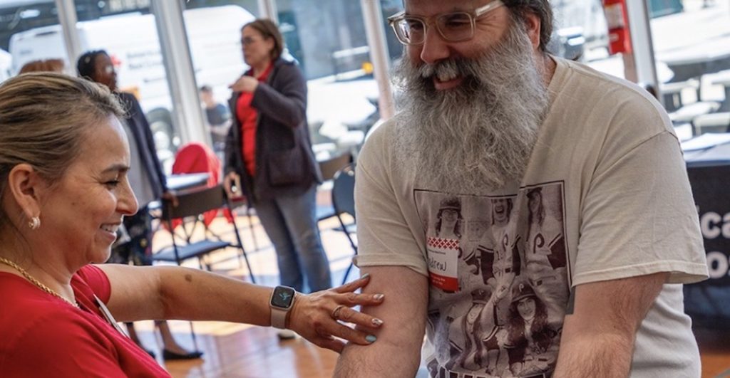 Fan de Metallica donando sangre