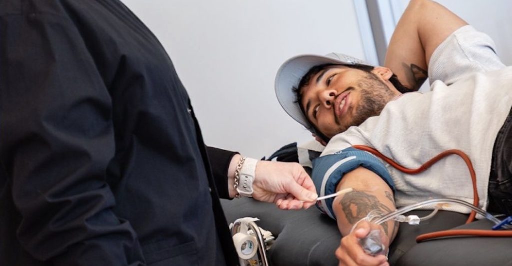 Fan de Metallica donando sangre