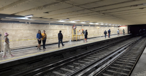 Los nuevos faroles del Metro CDMX cuestan millones y reavivan cuestionamientos sobre contratos