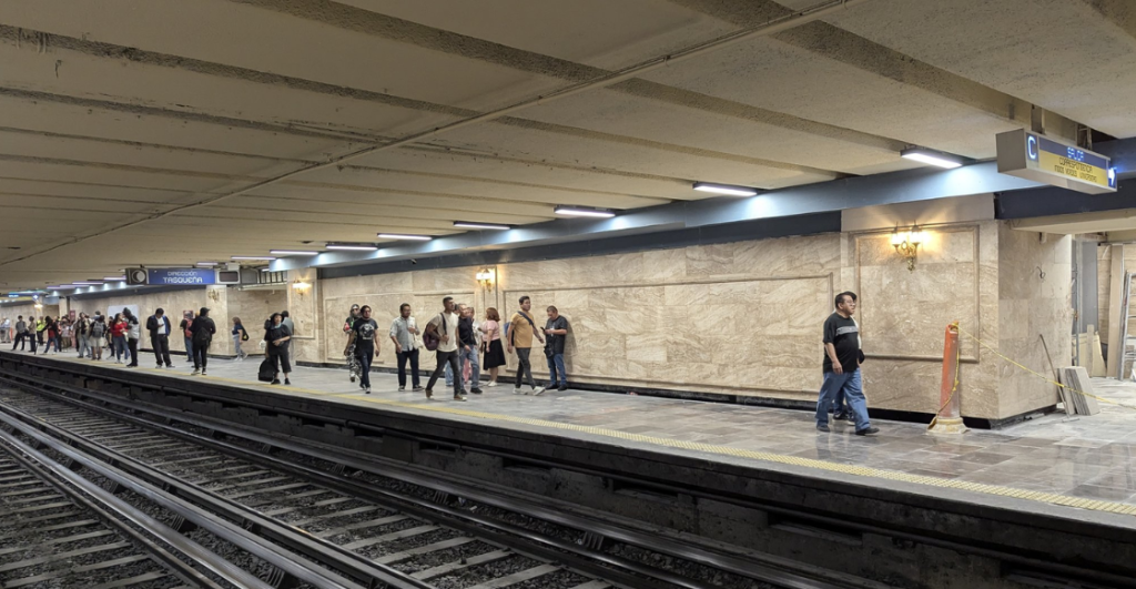 Los nuevos faroles del Metro CDMX cuestan millones y reavivan cuestionamientos sobre contratos