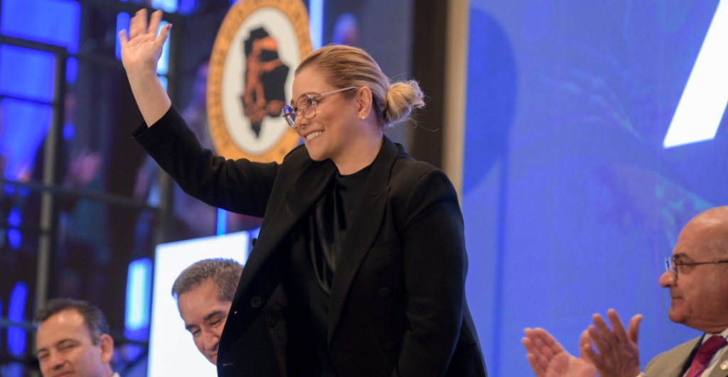 Las razones por las que Morena quiere proceder contra Maru Campos

Según explicó Montiel, Morena acusa a la gobernadora de:

Violar la soberanía nacional y el pacto federal.
Permitir una presunta usurpación de atribuciones.
Cometer faltas graves a la Ley de Seguridad Nacional.
Violar principios constitucionales relacionados con política exterior.
Utilizar instituciones estatales para supuestamente ocultar pruebas sobre operativos irregulares.

La dirigente también anunció que iniciarán una campaña para recolectar firmas ciudadanas en Chihuahua y respaldar el proceso político contra la gobernadora.

“Si la gobernadora no puede o no quiere respetar la Constitución, que la ley actúe”, dijo Montiel.