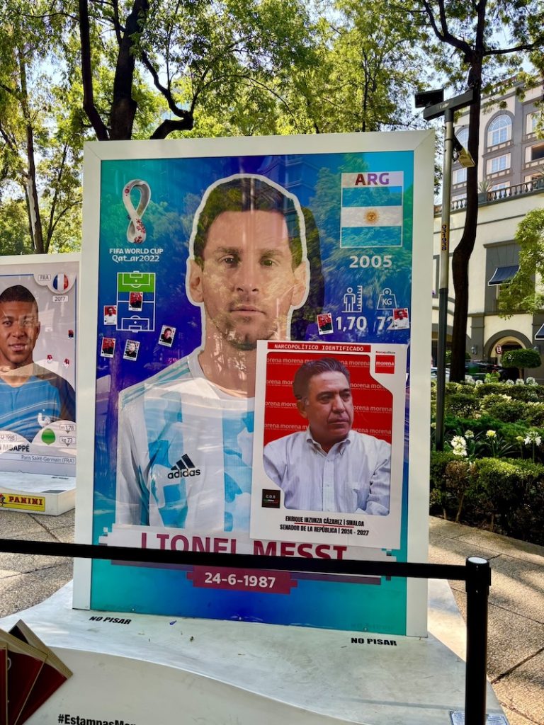 Protestan con estampas de Rubén Rocha y otros políticos en exposición del Mundial en Reforma