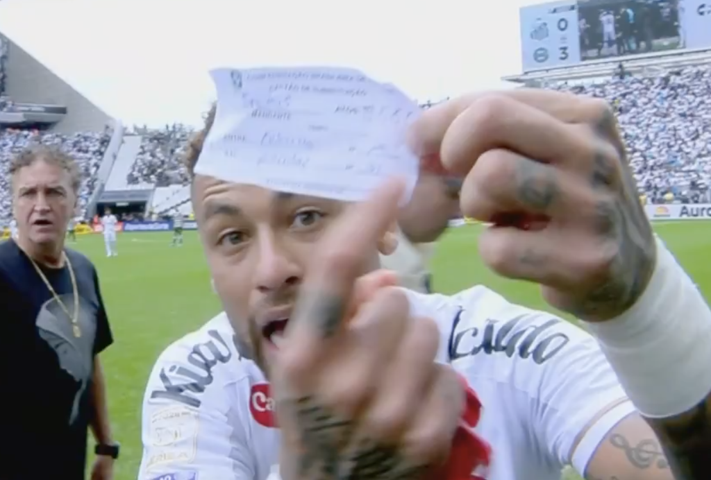 Neymar mostrando la tarjeta de cambio
