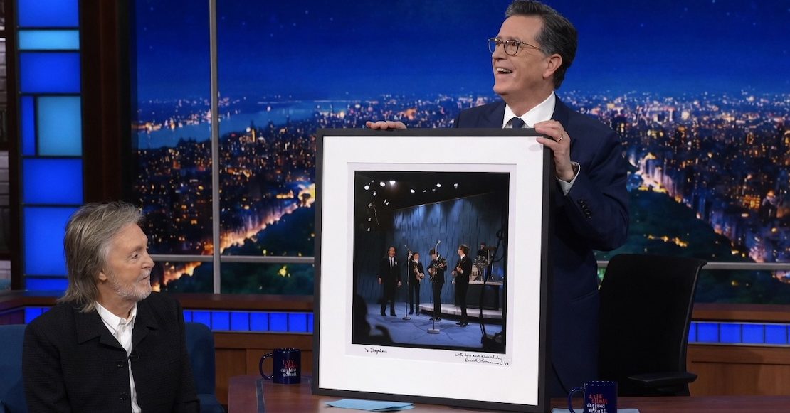 Paul McCartney regresó al escenario de ‘The Ed Sullivan Show’ para despedir a Stephen Colbert