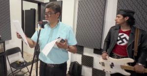 polemica-saul-monreal-canta-junto-musico-con-playera-simbolo-nazi