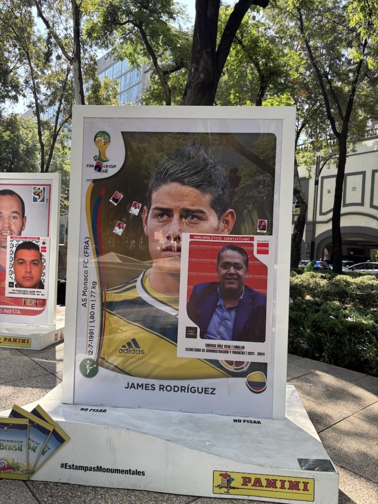 Protestan con estampas de Rubén Rocha y otros políticos en exposición del Mundial en Reforma