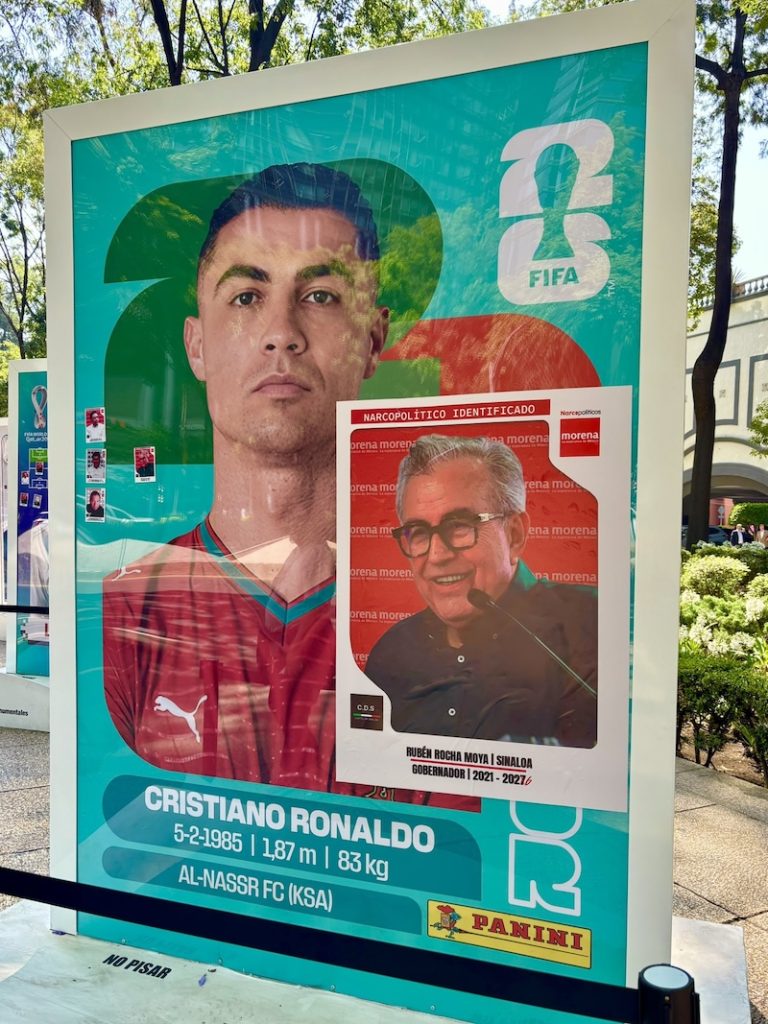 Protestan con estampas de Rubén Rocha y otros políticos en exposición del Mundial en Reforma