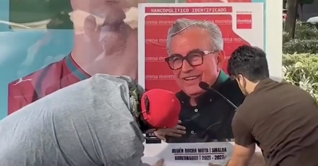 Protestan con estampas de Rubén Rocha y otros políticos en exposición del Mundial en Reforma