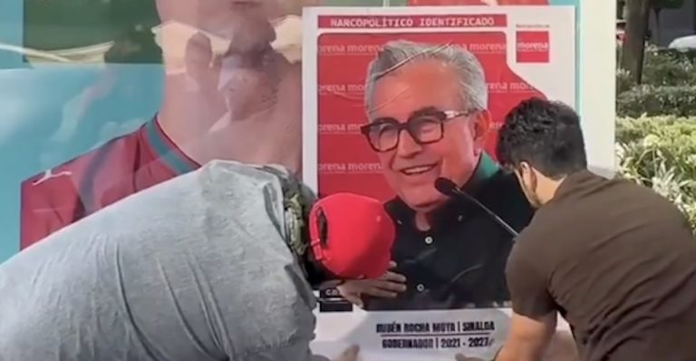 Protestan con estampas de Rubén Rocha y otros políticos sobre exposición del Mundial en Reforma