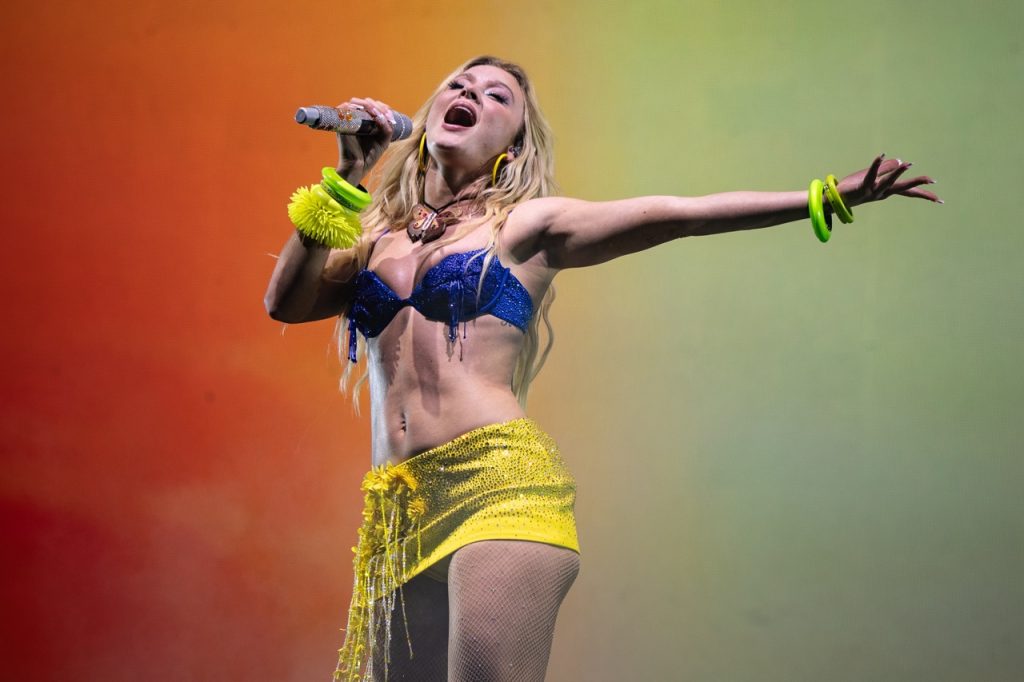 zara larsson tecate emblema mexico