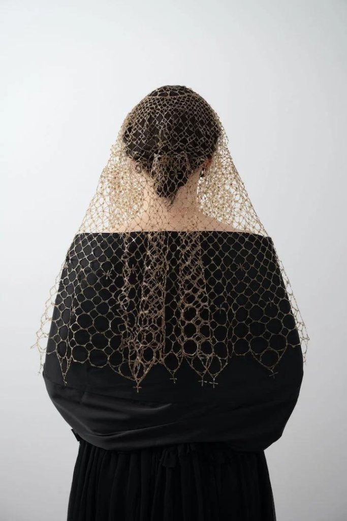 Un velo hecho con alas de abejas: la obra de arte que tardó nueve años en completarse