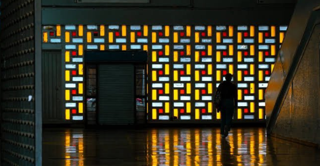 "¿Y los vitrales?": Critican remodelación en estación Viaducto del Metro por cambiar celosías originales
