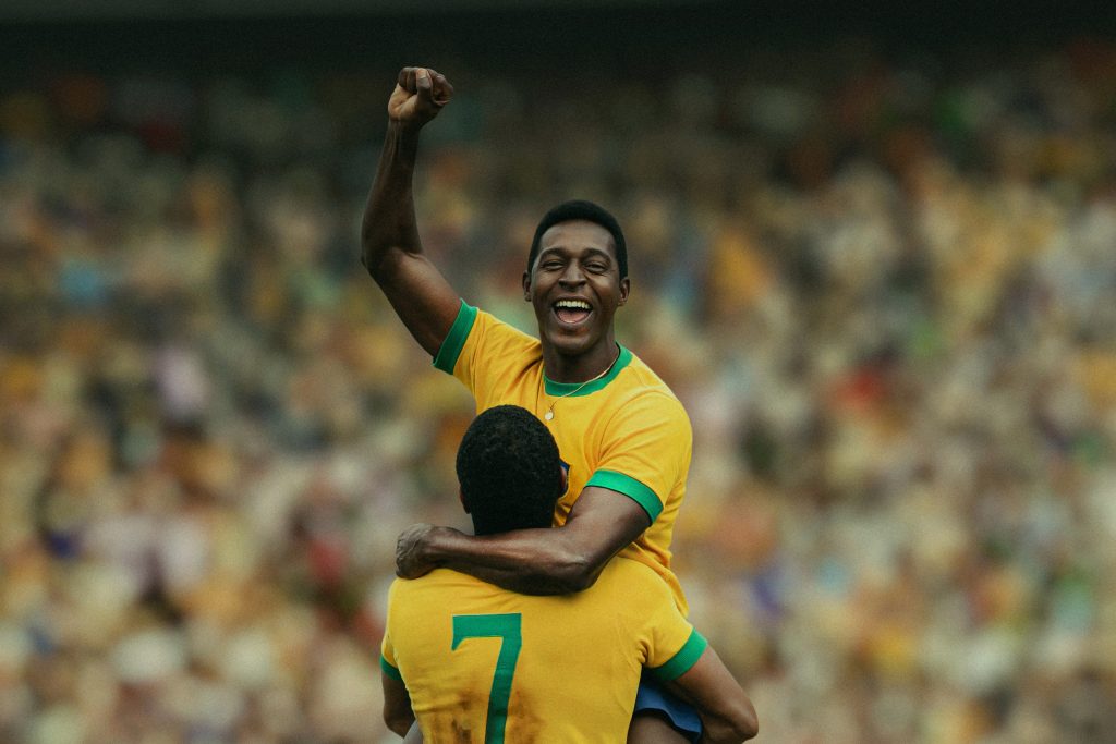 Jugador de la selección de Brasil de 1970 celebra con el puño en alto durante un partido, en una imagen de la producción Brazil 70 de Netflix.