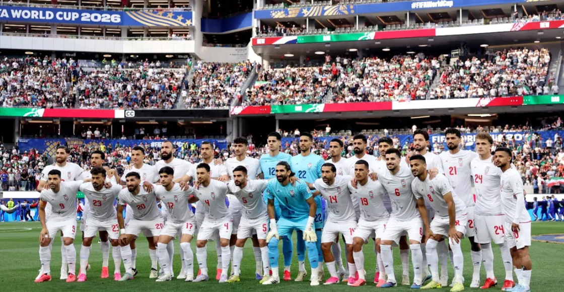 Jugadores de la Selección de Irán posan antes de su partido contra Nueva Zelanda en el Mundial 2026.